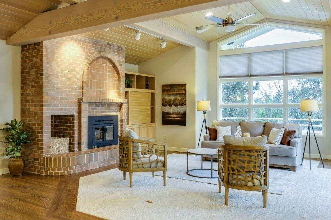 Ambiente con sofás y muebles de sala