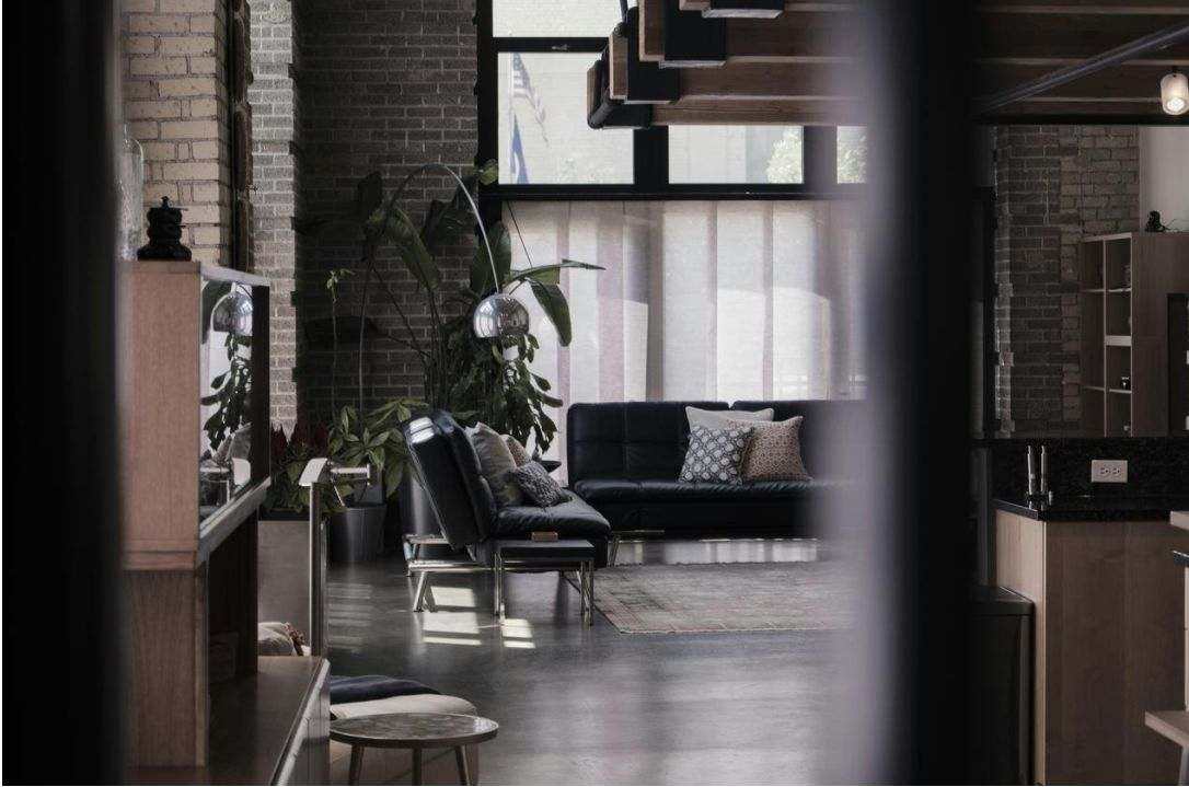 Comedor moderno con silla tapizada